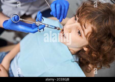 Anestetici locali per un bambino presso l'ufficio dei dentisti Foto Stock