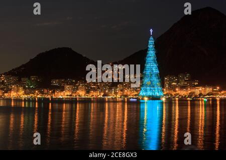 Bellissimo scatto di albero di Natale, Rodrigo de Freitas Lagoon, Rio de Janeiro, Brasile Foto Stock