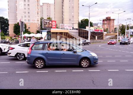 MINSK, - 15 AGOSTO 2020: Сar passeggero saluta i partecipanti a un rally. I dati dei sondaggi di uscita annunciati il 9 agosto dopo le elezioni presidenziali sono schesi Foto Stock