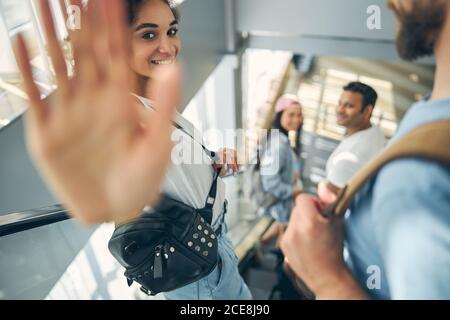 Bella giovane donna che gesturing alla fotocamera Foto Stock