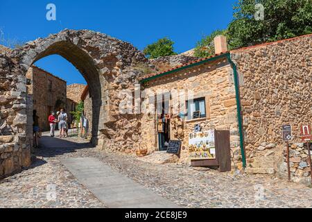 Figueira de Castelo Rodrigo / Portogallo - 08 23 2020: Vista alla porta frontale rovina presso il borgo medievale di Figueira de Castelo Rodrigo, negozi e. Foto Stock