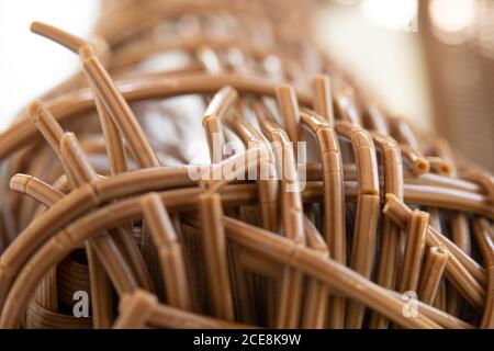 Vecchia tessitura della sedia di plastica del vimini. Foto Stock