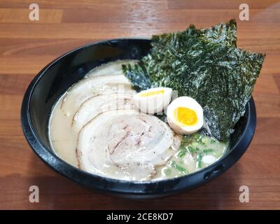 Tonkotsu ramen, o Hakata ramen, piatto noodle originato in Fukuoka, Kyushu, Giappone. Brodo di zuppa a base di ossa di maiale e condito con pancia di maiale a fette. Foto Stock