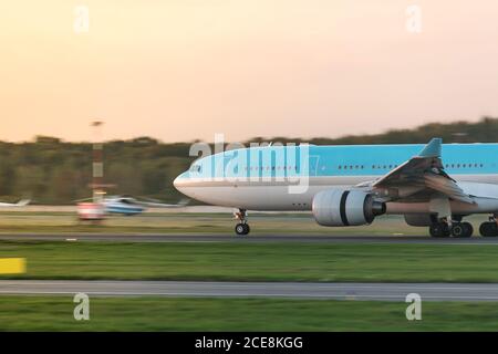 Motori aerei durante l'atterraggio con inversione di spinta attiva. Aereo passeggeri a scocca larga in rapido movimento Foto Stock