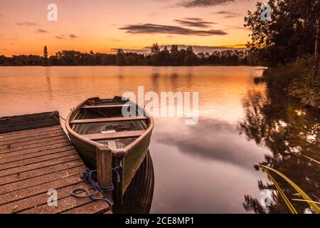 L'alba in tarda estate su uno dei laghi del Cotswold Water Park. Foto Stock