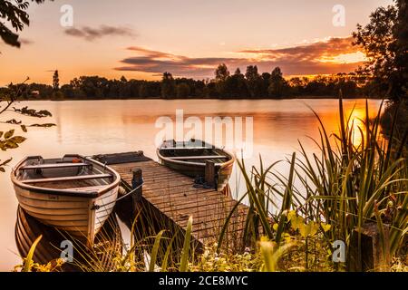 L'alba in tarda estate su uno dei laghi del Cotswold Water Park. Foto Stock