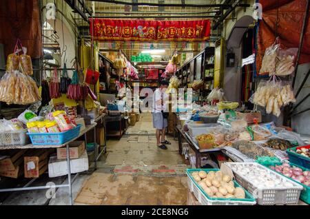 Georgetown, Penang/Malaysia - Giu 17 2016: Un uomo che fa affari nella vecchia bottega cinese a Georgetown, sito Patrimonio Mondiale dell'Umanita'. Foto Stock