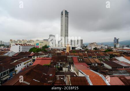 Georgetown, Penang/Malaysia - Giu 17 2016: Vista aerea KOMTAR edificio con vecchia casa di patrimonio. Foto Stock