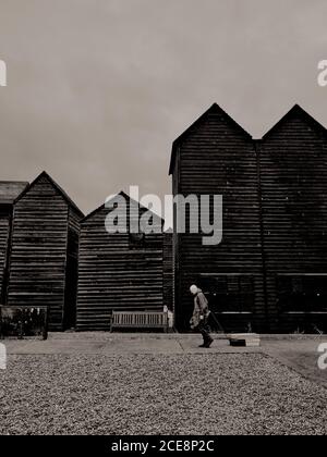 Hastings Fishing Net Shops & Fisherman - alte capanne di legno nero / capannoni costruiti per conservare l'attrezzatura da pesca, Hastings Old Town Sussex England UK. B/N Foto Stock