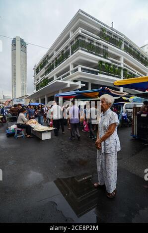 Georgetown, Penang/Malaysia - Giu 17 2016: Una donna anziana si trova in strada a Jalan Kuala Kangsar. Foto Stock