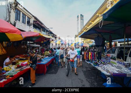 Georgetown, Penang/Malaysia - Giu 18 2016: Lo stile di vita giornaliero delle persone che acquistano nel mercato bagnato a Jalan Kuala Kangsar. Foto Stock