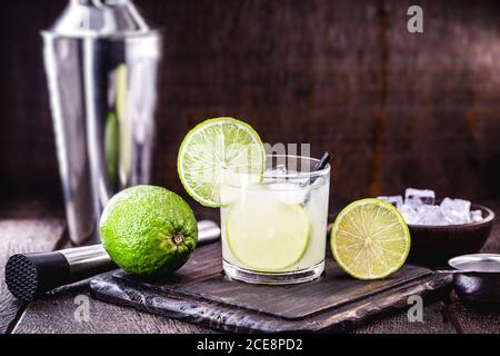 Caipirinha cocktail in vetro su sfondo tavolo di legno. CopySpace, giornata internazionale di caipirinha, 13 settembre Foto Stock