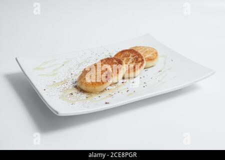 cheesecake tradizionali russi con panna acida di formaggio caserario isolato Foto Stock