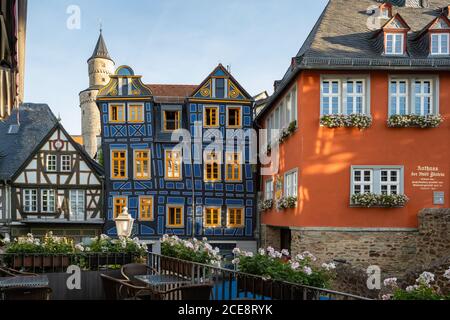 Idstein, Germania - colorati edifici a graticcio intorno alla piazza del mercato Konig Adolf Platz - la torre delle streghe, casa storta e Municipio, Germania Foto Stock