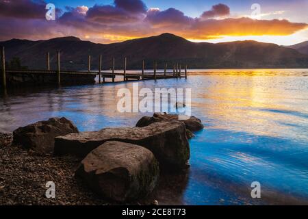 Tramonto sull'acqua di Derwent dal palco di Ashness nel Lake District. Foto Stock