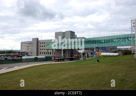 Nuova passerella chiusa e rialzata all'aeroporto internazionale di Halifax Stanfield (completato nel 2009), con i primi e unici passaggi pedonali in movimento della Nuova Scozia. Foto Stock