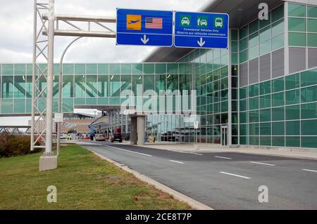 Nuova passerella chiusa e rialzata all'aeroporto internazionale di Halifax Stanfield (completato nel 2009), con i primi e unici passaggi pedonali in movimento della Nuova Scozia. Foto Stock