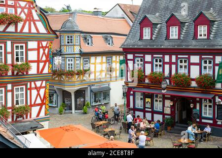 Case colorate a graticcio e Taunushof Hotel, Konig-Adolf-Platz, Idstein, Assia, Germania Foto Stock