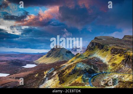 Guardando verso sud lungo la penisola di Trotternish dal Quiraing all'alba. Foto Stock