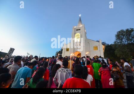 Bukit Mertajam, Penang/Malaysia - Luglio 30 2016: I devoti illuminano la candela alla festa di Sant'Anna. Foto Stock