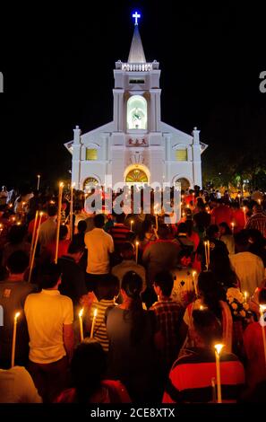 Bukit Mertajam, Penang/Malaysia - Luglio 30 2016: Pellegrini con testa a candela verso il chuch di Sant'Anna durante il festival. Foto Stock