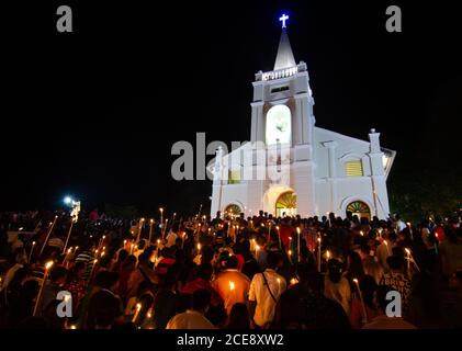 Bukit Mertajam, Penang/Malaysia - Luglio 30 2016: I pellegrini hanno partecipato alla festa di Sant'Anna candele accese e offrono preghiere a Sant'Anna. Foto Stock