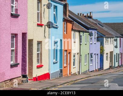 Una fila di case dipinte di colore a Ross su Wye. Foto Stock