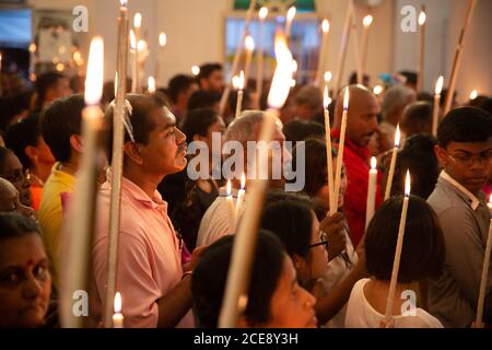 Bukit Mertajam, Penang/Malaysia - Luglio 30 2016: Preghiera con le candele durante la festa di Sant'Anna in chiesa. Foto Stock