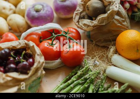 Vista dall'alto di verdure fresche assortite e frutta matura su tavolo di legno Foto Stock