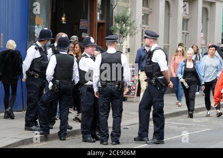 Londra, Regno Unito. 31 Agosto 2020. Portobello strada a Notting Hill calma ma grande presenza di polizia il giorno che normalmente sarebbe il momento culminante del carnevale. È stato annullato a causa del coronavirus. Credit: JOHNNY ARMSTEAD/Alamy Live News Foto Stock