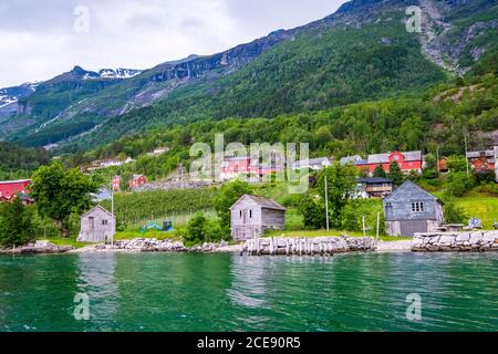 Un bellissimo villaggio in un fiordo norvegese ad Odda. Foto Stock