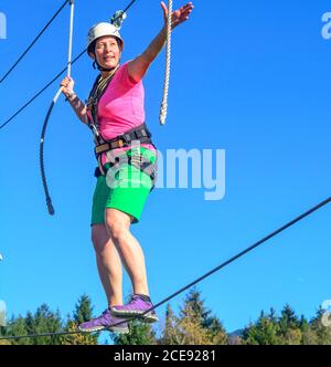 Esercizio di equilibratura in corso di corde alte Foto Stock