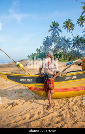 Sri Lanka, Waduwa, Life Ayurveda Resort. Spiaggia. Pescatore. Foto Stock