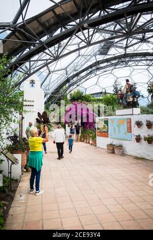 I visitatori che camminano per l'interno del Mediterraneo Biome al complesso di progetto Eden in Cornovaglia. Foto Stock