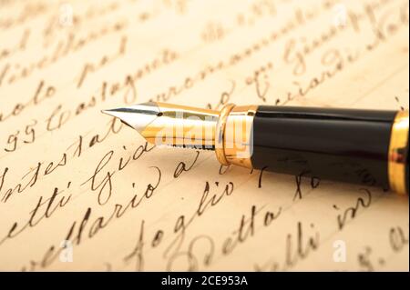 Penna stilografica sulla lettera sullo sfondo Foto Stock