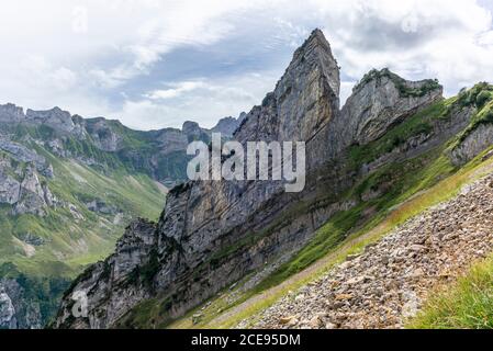 Il villaggio Meglisalp di Appenzell, Svizzera, tra le alte vette della catena Alpstein nelle Alpi svizzere Foto Stock