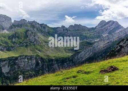 Il villaggio Meglisalp di Appenzell, Svizzera, tra le alte vette della catena Alpstein nelle Alpi svizzere Foto Stock