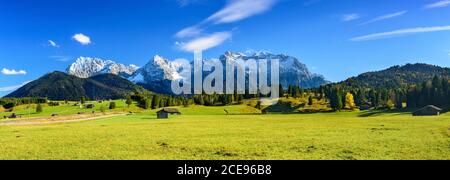 Tipico paesaggio bavarese nelle alpi vicino a Mittenwald con Karwendel montagne Foto Stock