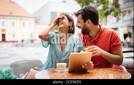 Bella coppia innamorata di divertirsi in una data in un caffè Foto Stock