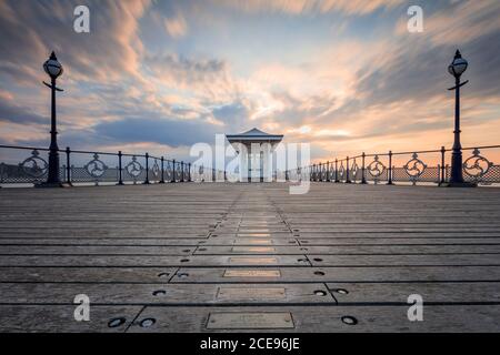 Alba estiva sul molo vittoriano a Swanage. Foto Stock