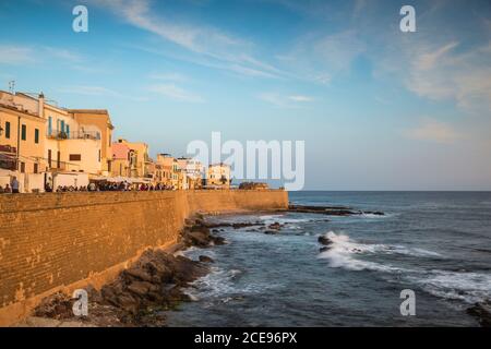 Italia, Sardegna, Alghero, Vista delle antiche mura della città e del centro storico Foto Stock