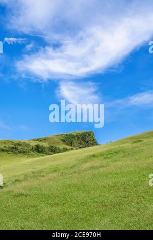 Bella prateria, prateria nella valle di Taoyuan, Caoling Mountain Trail passa sopra la vetta del Monte Wankengtou a Taiwan. Foto Stock