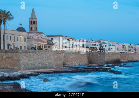 Italia, Sardegna, Alghero, Vista delle antiche mura della città e del centro storico, guardando verso la Chiesa di San Francisco Foto Stock