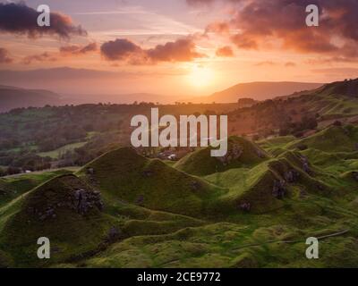 Alba sopra Llangattock Escarpment nel Brecon Beacons. Foto Stock