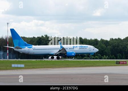 2 Luglio 2019, Mosca, Russia. Aereo Boeing 737-800 Pobeda compagnia aerea all'aeroporto di Vnukovo a Mosca. Foto Stock