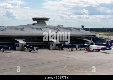 2 luglio 2019 Mosca, Russia. Aeroplani all'aeroporto di Vnukovo in tempo soleggiato Foto Stock