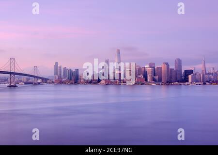 Vista di San Francisco e dell'Oakland Bay Bridge alla luce del mattino presto. Foto Stock