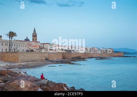 Italia, Sardegna, Alghero, Vista delle antiche mura della città e del centro storico, guardando verso la Chiesa di San Francisco Foto Stock