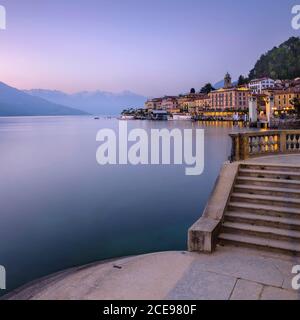 Bellagio sul Lago di Como al tramonto. Foto Stock