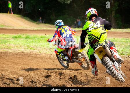 uzhhorod, ucraina - 24 GIU 2018: piloti di motocross in azione. moto in polvere e sporcizia. Allenamento sportivo estremo Foto Stock